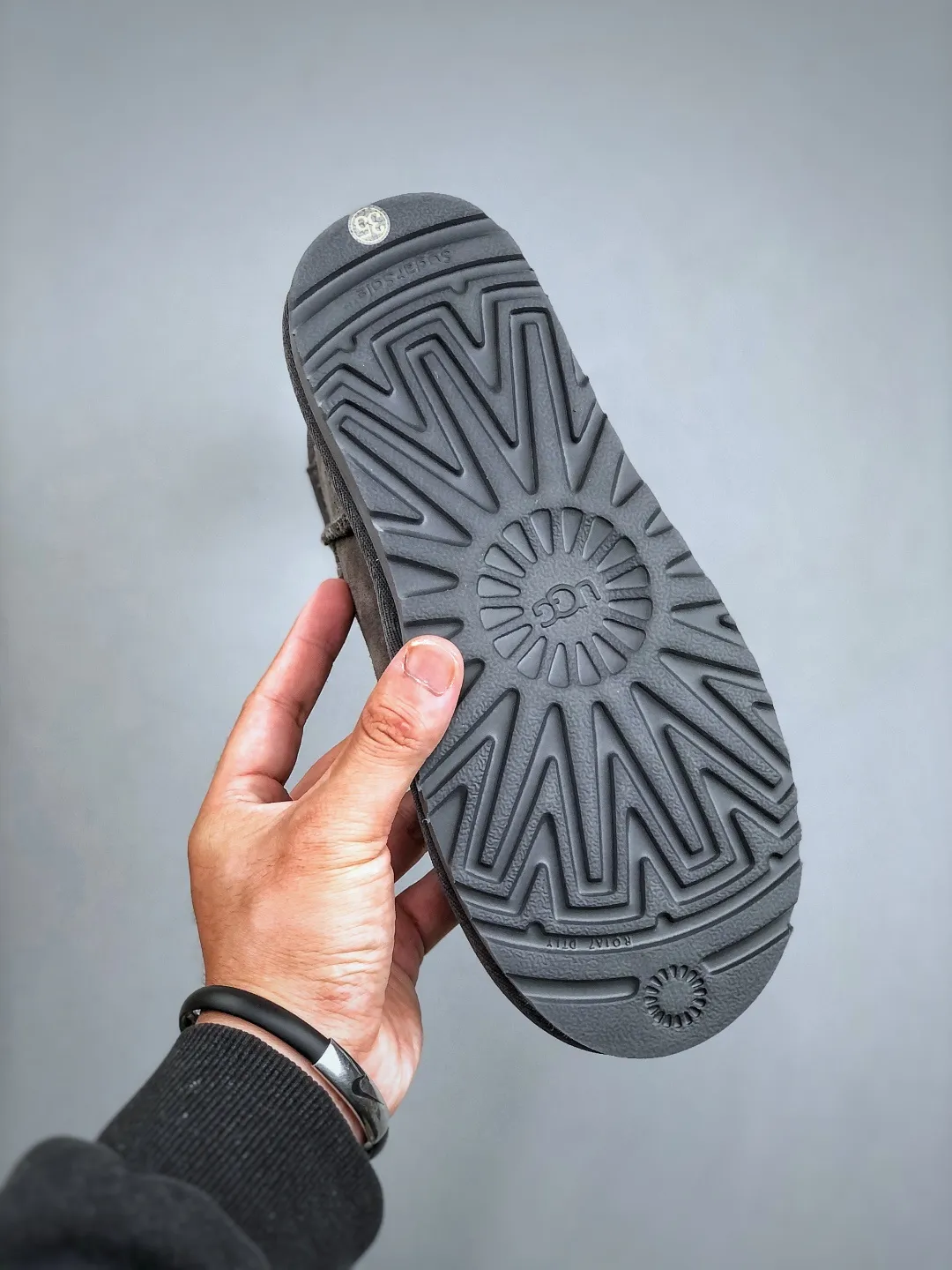 Local self-pickup 💰520 supports store placement. The top version on the market. UGG Mini thin-soled black short tube 1.5cm popular style. Produced by a major foreign trade factory in Guangzhou. Real sheep fur from toe to insole. Independent outer box packaging. Chip. Waterproof process. Different from any version on the market. 3cm thick sole, independently developed outsole, cashmere insole, keeping warm in winter, suitable for home use. In the new year, uug has launched a style series, which is partially geared towards the preferences of young consumers. It has also moved to the forefront of fashion trends. Shoe body material, water-repellent coated suede upper, 17mm UGGPURE™ implanted wool insole, lightweight non-slip and comfortable rubber outsole, with brand LOGO, and full packaging. Size: 35-44